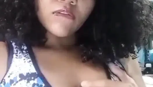 Ateşli latin orta yaşlı seksi kadın muz emiyor