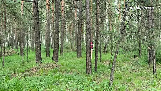 Девушка с большими сиськами заблудилась в лесу, но нашла хуй на улице