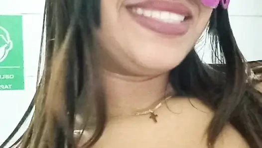 Büyük götlü ateşli esmer kadın sınıf arkadaşını ailesinin evinde sikiyor bu Miami'de oldu