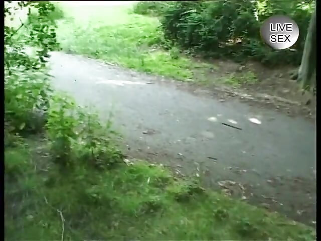 Piękna niemiecka laska dostaje przyjemność na zewnątrz