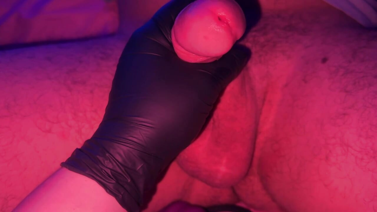 Voller schwanz wichs mit latexhandschuhen