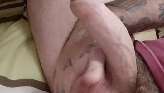 Un garçon poilu masturbe sa grosse bite devant le miroir