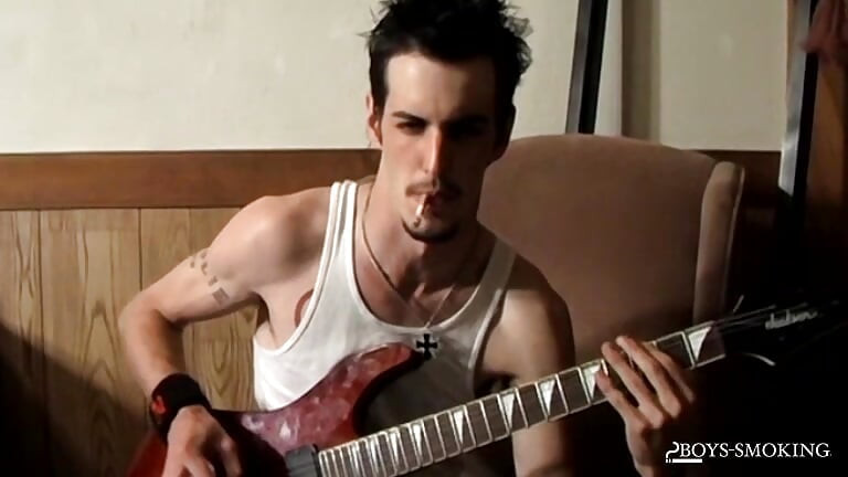 男孩吸烟 axel 在摇晃和抚摸他的鸡巴时冒着浓烟