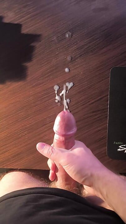 Drkanje velikog kurca i svršavanje