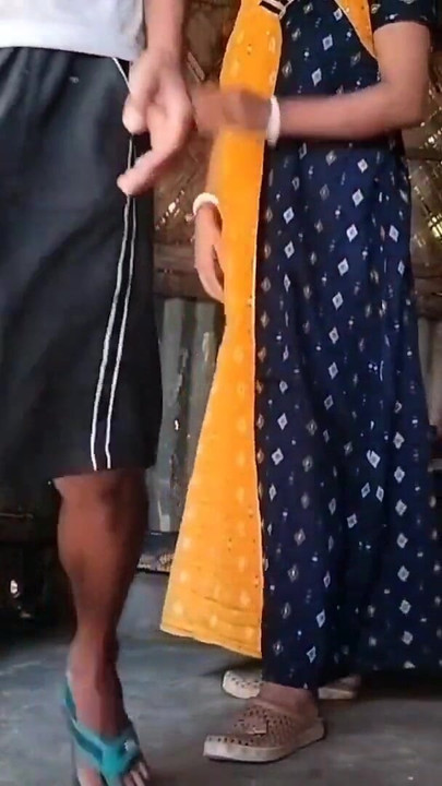 Zapanjujući trenutak iz "Clining Filds With Wife Shared And Fuck Outdoors (službeni video Villagesex91)"