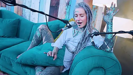 Aku berbicara tentang H - Happiness - ASMR podcast SFW berbicara dengan gadis kurus gothic bertato rambut gimbal