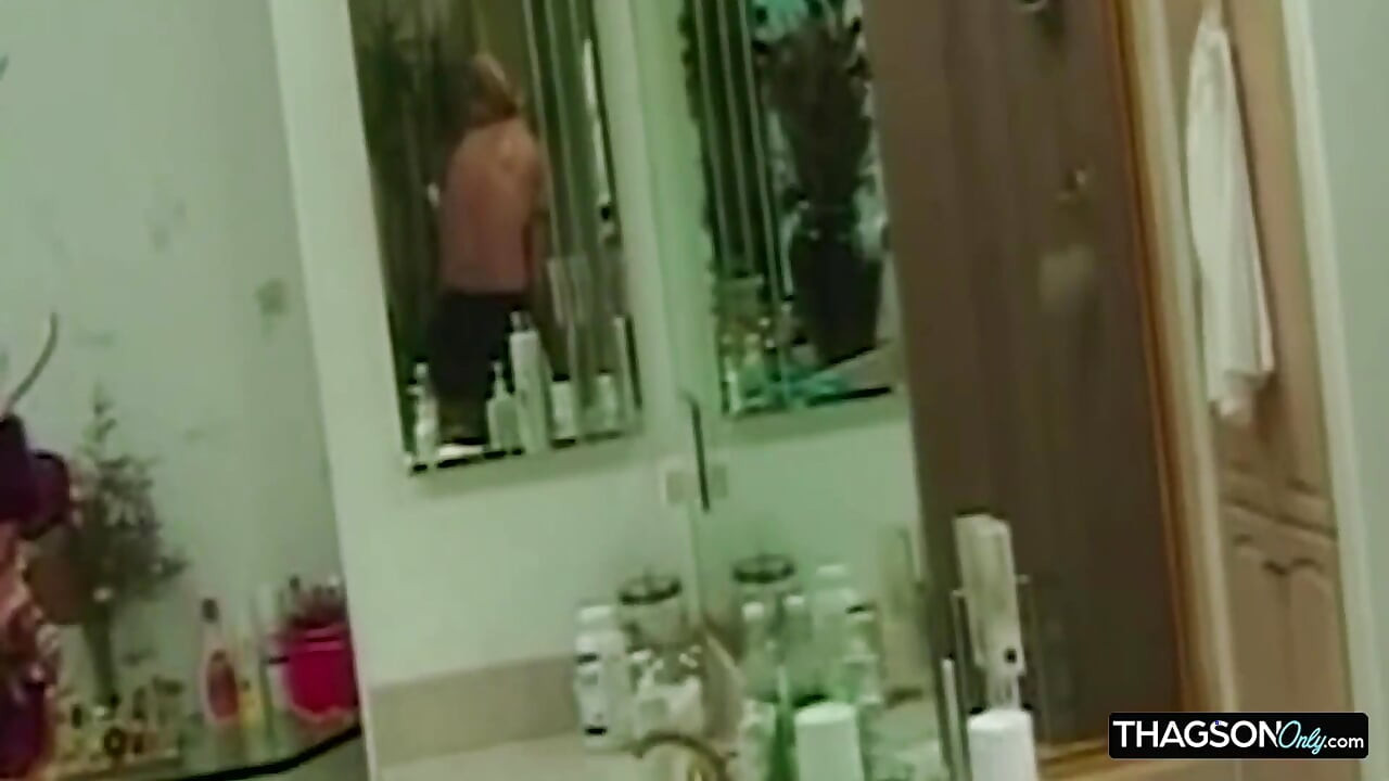 Blond Babe Fingered Hårdt Indtil Dryppende Våd Orgasme
