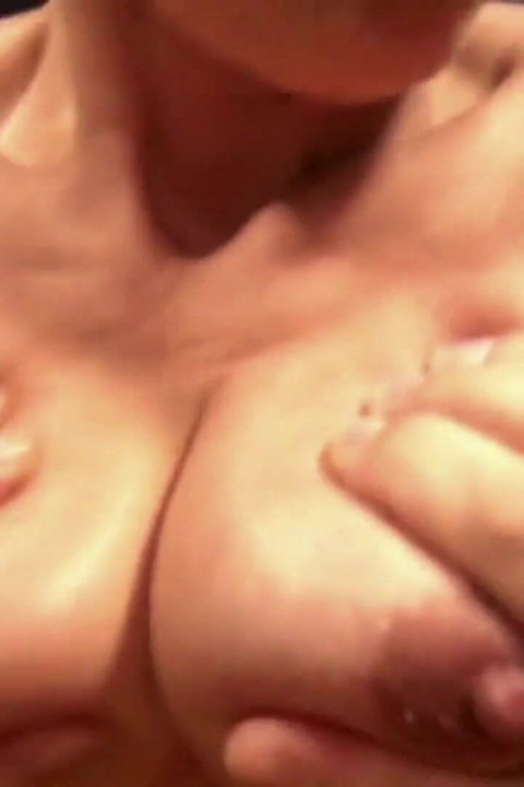 בלונדינית מקועקעת מתענגת ב-POV