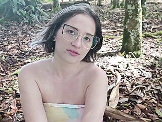 Une fille perdue se fait baiser dans la forêt en échange d'un retour chez elle