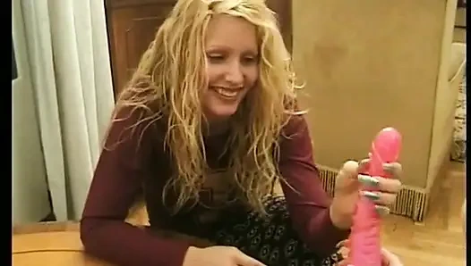 В этих двух сучках, время дилдо!