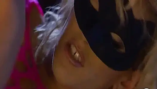 Cewek nakal ini dientot sama 2 kontol sekalian