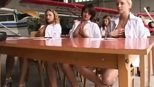 Yeni ateşli öğrenciler sikiliyor ve sert bir seks dersine tabi