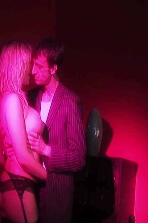 Mature sexy elegante Scena 2 blondă țâțoasă îi place să aibă parte de o șarjă de spermă pe rochie