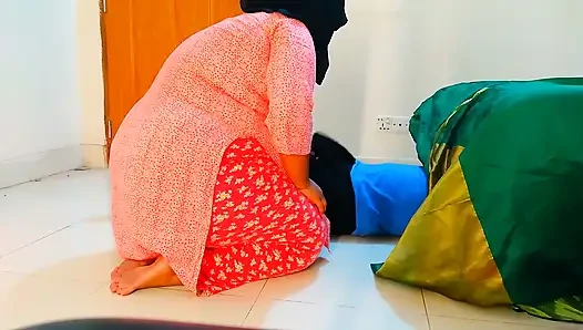 Ein mann bleibt unter dem bett stecken Dann fickt ihn ein pakistanisches heißes bbw-Hijab-mädchen. Cowgirl mit dickem arsch und möpsen
