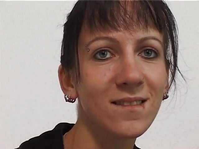 Pierced - morena puta esfrega sua vulva molhada no casting