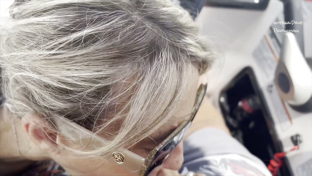 MILF Dianne is giving boat head