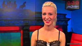 De kleine blonde Jessy geniet van bukkakes en gezichtsbehandelingen