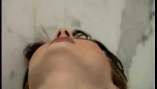 Aç koca karısını duşta buluyor ve sert sikiyor