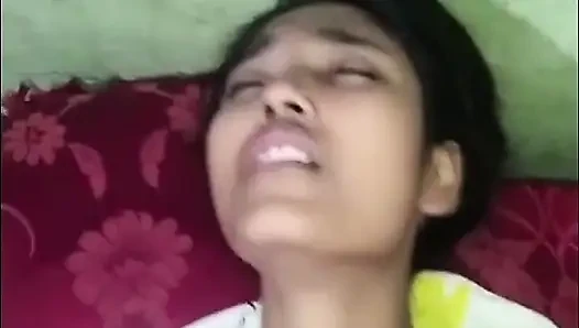 18+ Geiles Mädchen beim ersten Sex-Erlebnis – Desi Indian Village Girl