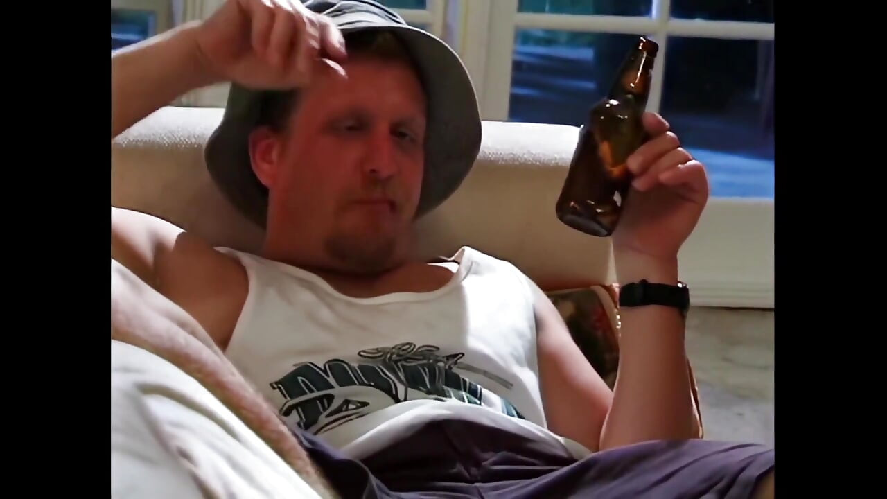 Uma jovem ruiva incrivelmente ansiosa para ser fodida como uma puta