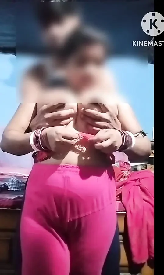 继妹抚摸胸部