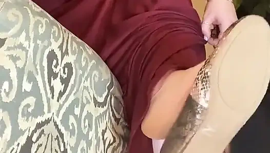 Cewek sange ini lagi asik goyangin kaki sambil ngajarin kamu untuk muncrat -bagian 1 dari 2