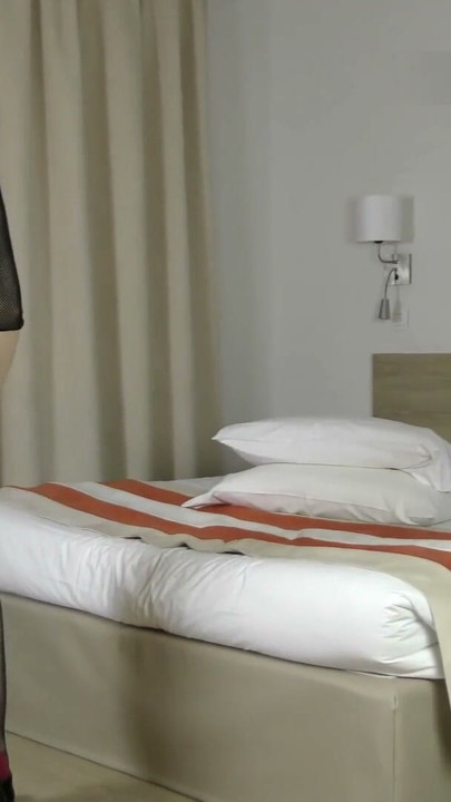 Tatlı 18 yaşındaki esmer Luna ilk porno castingini yapıyor | Bölüm 1