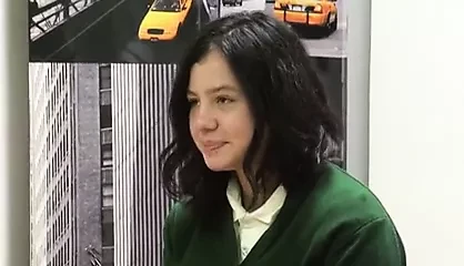 无辜的 18 岁女学生第一次面对她的淫荡朋友