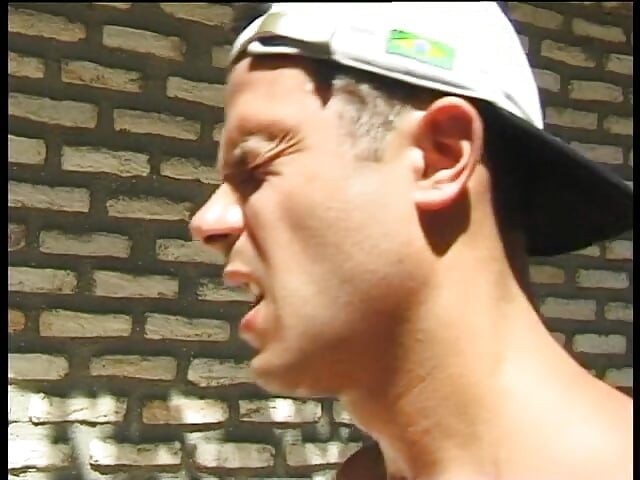 Büyük memeli sarışın bebek açık havada sikiliyor ve dölleniyor