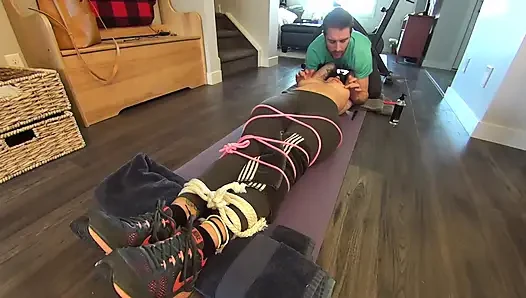Heißer Personal trainer gefesselt und gnadenlos auf ihren verschwitzten Achselhöhlen, bauch, harten nippeln & nackten Sohlen nonstop gekitzelt!
