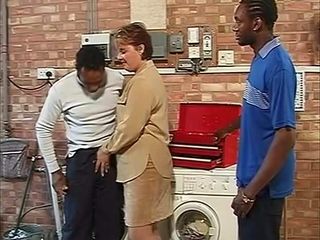 Британская домохозяйка платит двум ремонтникам с большим черным членом в натуральной форме
