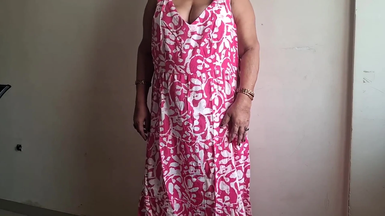 Ateşli yaz kızı shilpa taboobreakers orta yaşlı seksi kadını serinletmeye çalışıyor