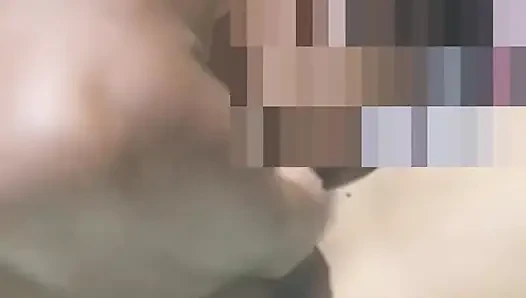 Индонезийская юная девушка-Бо лижет киску до оргазма