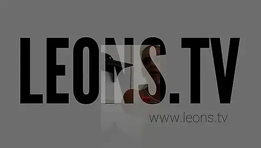 Удивительная фотосессия Nicole с мини-юбкой студентки в униформе и жемчужными стрингами