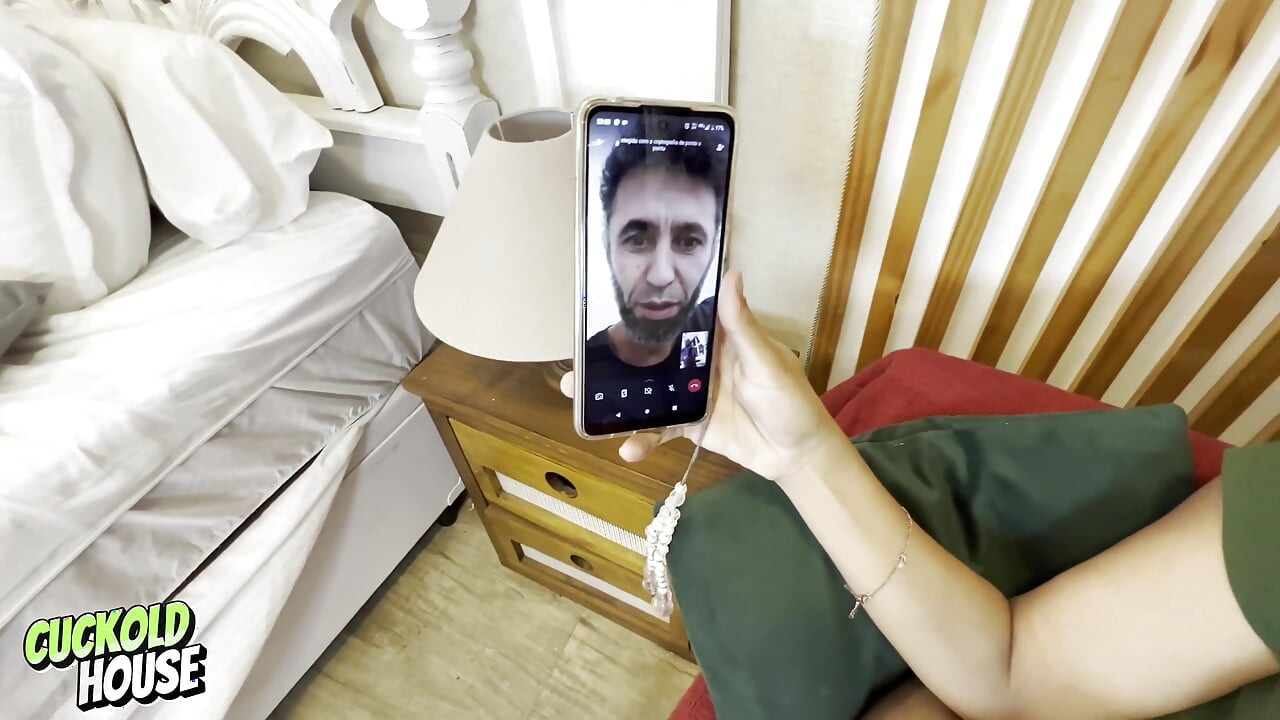 Mirele încornorat face un apel video pentru a-și urmări mireasa făcând sex cu un bărbat cu o pulă groasă