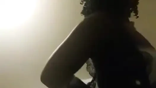 Wanita semok ini mewujudkan fantasinya dengan klitoris besar