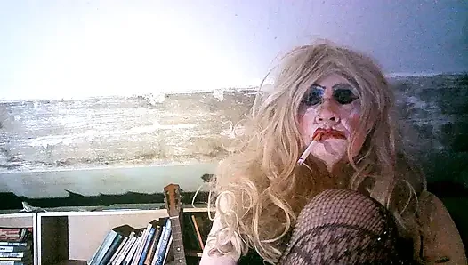 Yaşlı sürtük sürtük Sarah onun gibi değersiz fahişe gibi sigara içiyor