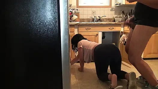 Мачеха чуть не застукала меня за мастурбацией и эякуляцией на ее большую задницу