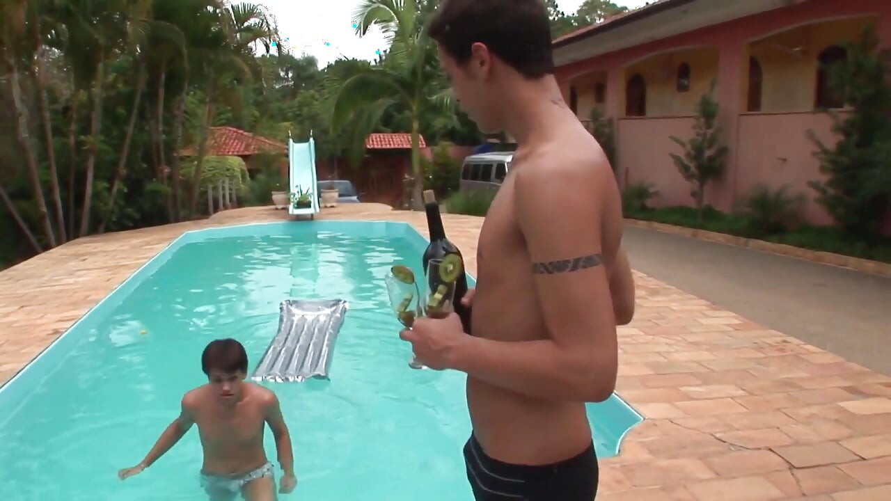 Exclusive video Bareback: Anal sex by the pool with two sexy and very horny guys