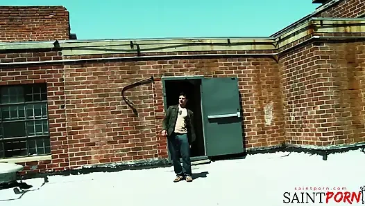 Niko Nails горячая блондинка на крыше в порно с гефами