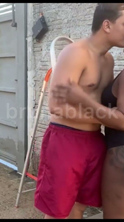 Estaba lavando el patio en shorts y mi vecino vino a pedir prestada la escalera, aproveché el momento y se la di… | Clip 1
