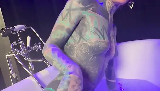 Ratu tinta gotik ngancurkan lubang pantatnya pakai strap-on ukuran raksasa