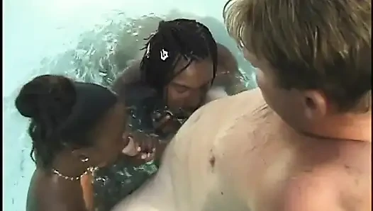 Cewek-cewek muda pengen berbagi pria sange ini bareng-bareng di kolam renang