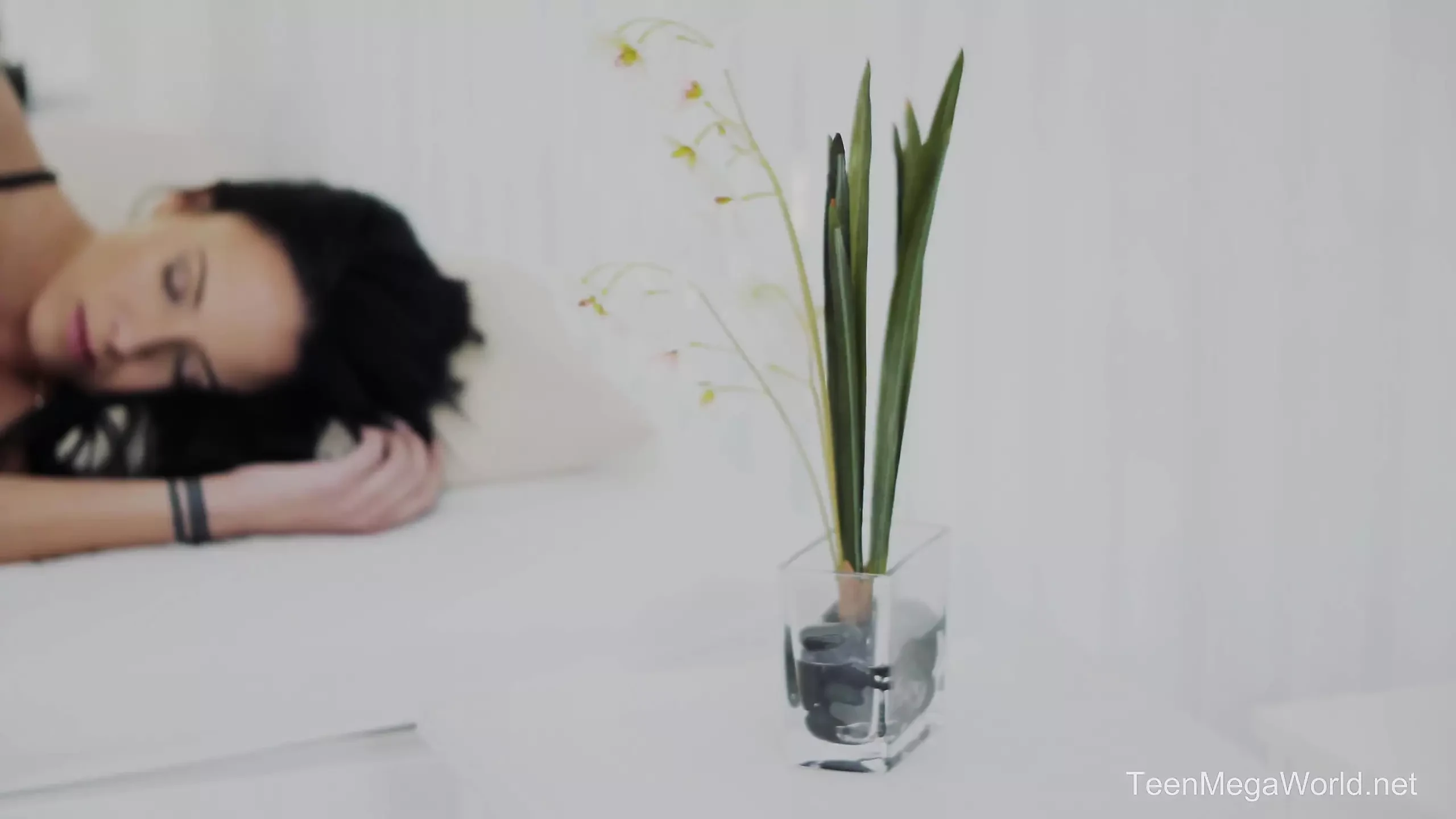 La bella si gode l'orgasmo mattutino