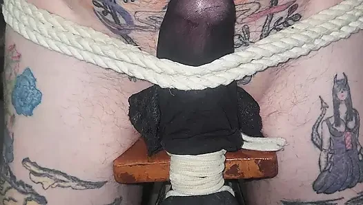 Goode - gadis seksi dengan stoking nilon dan ballbusting
