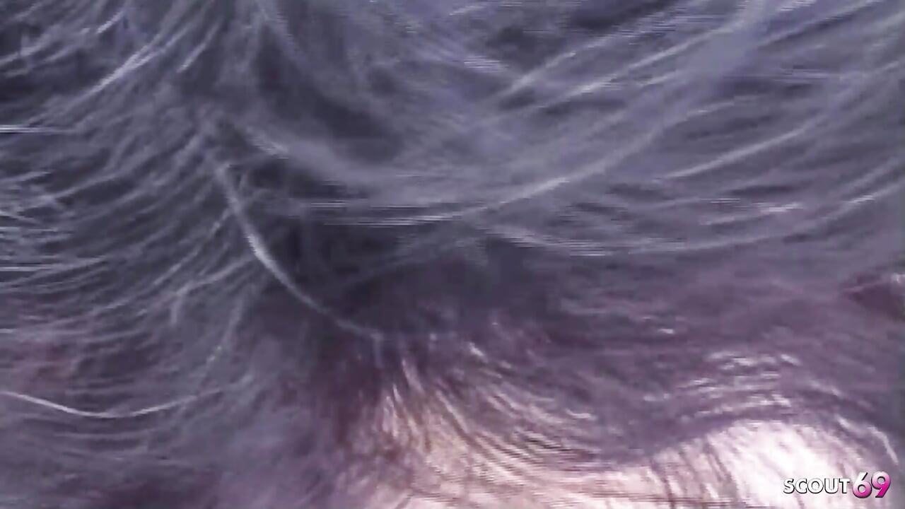 大胸部人妖的第一次户外肛交和高潮