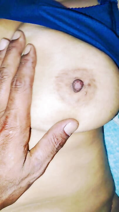 पूजा वाइफ की चूत मे हाथ डाला और खीरा घुसाया  चूत गांड फट गई