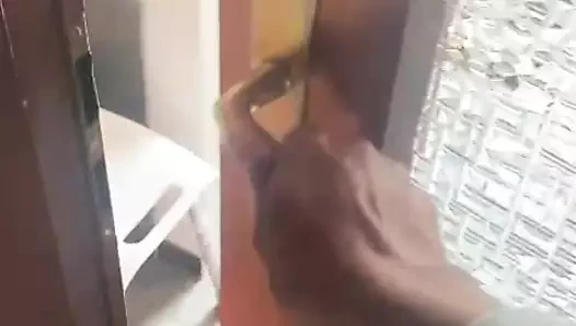 Üst kattan sesler, duşta büyük dildo