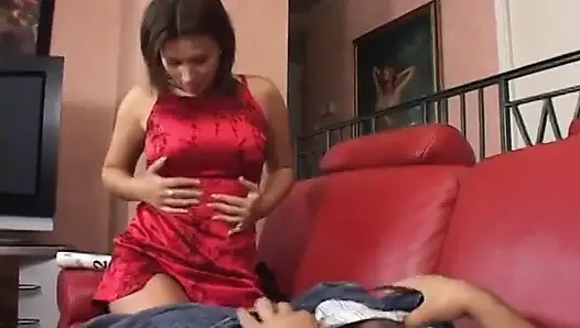 Wunderschöne MILf bekommt ihre nass rasierte muschi von jungem hengst geleckt und gefickt