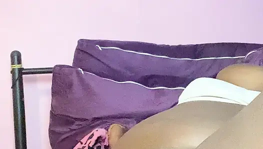 Возбужденная хорошенькая чернокожая плохая девушка